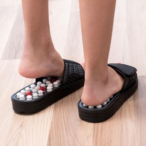 Pantofi de casa InnovaGoods cu acupresiune, marimea S, 82 puncte de masaj