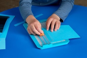 Papierschneider Fiskars pentru copii, sigur si usor de utilizat, pentru taiere precisa - Img 9