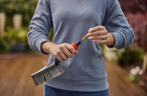 Perie de curatat Gardena Cleansystem Handburste S Soft, cu maner ergonomic si control al fluxului de apa - Img 5