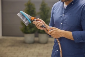 Perie de mana Gardena Cleansystem M Soft: Perie de curatare cu racord de furtun, pentru suprafete mai mici si sensibile, operare practica cu o singura mana, cu control al debitului (18842-20) - Img 3