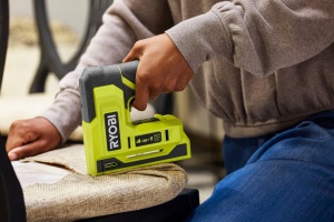 Pistol cu capse fara fir RYOBI 4 V USB-Lithium RST4-0, capsare rapida si fara efort, pentru sarcini de artizanat si decorare, fara baterie si incarcator - Img 2