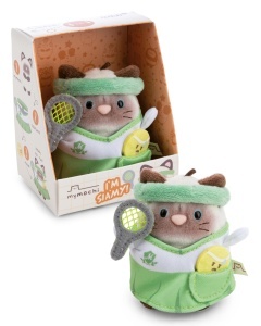 Plushie Pisica Siamese NICI Siamy 8cm cu Costum Verde si Minge de Tenis - Img 1