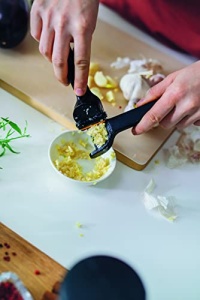 Presa de usturoi Fiskars Functional Form 1028361 Negru Ergonomica si Usor de Curatat - Img 13