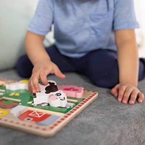 Puzzle din lemn pentru copii Melissa Doug - 8 piese, animale de ferma, varsta 2 - Img 3