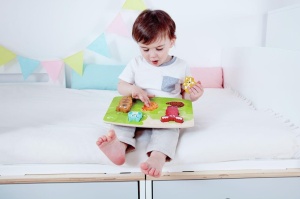 Puzzle interactiv Hape E1621 cu animale din padure si materiale tactile - Img 2