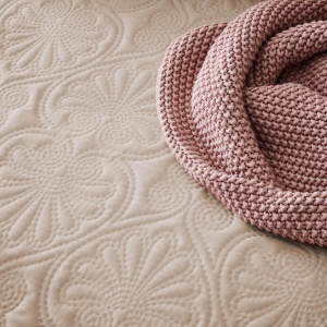 ROOM99 Leila Cuvertura de pat eleganta in bej 170 x 210 cm Patura versatila ca cuvertura de pat sau canapea Patura pentru pat si canapea Stil quilt Ideal ca cuvertura de pat - Img 4