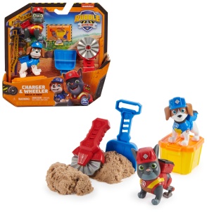 Rubble & Crew - Set de figurine de actiune cu figurine de caine Charger & Wheeler, 2 jucarii de constructie si 85g Kinetic Sand Build-it-Sand, jucarii potrivite pentru copiii de la 3 ani si mai mari