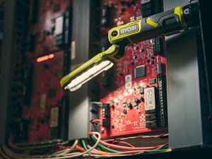 RYOBI 4 V USB-LITIU Lampa cu acumulator RLI4-0, pliabila, 650 lumeni, 3 niveluri de lumina, fara baterie si incarcator - Img 2