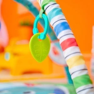 Saltea de activitate pentru bebelusi Bright Starts Wild Wiggles, 5 jucarii incluse, Verde - Img 12