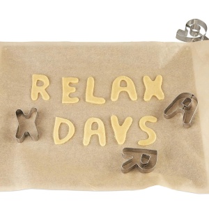 Set 36 Placi de Biscuiti Relaxdays cu Litere si Numar, Din Otel Inoxidabil, Argintiu - Img 7