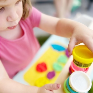 Set creativ pentru copii roba x Play-Doh - 3D-Mat, unelte din lemn FSC, 6 culori - Img 5