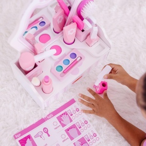 Set de joaca Melissa Doug - Salon de infrumusetare din lemn, 18 piese, cu oglinda si accesorii - Img 2