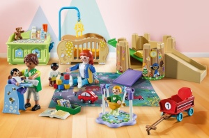 Set de Joaca PLAYMOBIL MyLife 71649 cu 5 Figurine, Teren de Joaca si Accesorii - Img 3