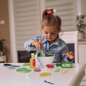 Set de salata Hape Set de salata de gradina, joc de imitatie de gatit din lemn pentru copii, ingrediente si accesorii pentru salata pentru obiceiuri alimentare sanatoase 1174340 - Img 3