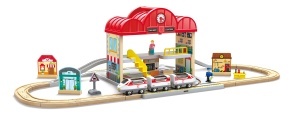 Set de tren din lemn Hape portabil cu statie si accesorii extensibil pentru copii