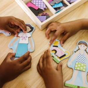 Set magnetic de papusi din lemn Melissa Doug - 78 accesorii, cu suport si cutie de depozitare - Img 6
