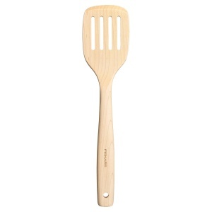 Spatula cu fante Fiskars Folken, 30 cm, din lemn de artar, culoare maro