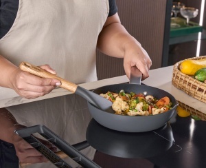 Spatula Zyliss Easy Lift cu maner din lemn de stejar, silicon flexibil, 30 cm - Img 3