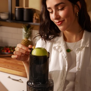 Storcator cu presare la rece Cecotec pentru fructe si legume Juice&Live 1500 Slim. Motor DC de 200W, 1 viteza si functie inversa, deschidere de umplere de 82 mm, 55+-5 rpm, asamblare si curatare usoara - Img 4