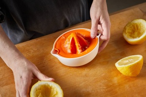 Storcator de citrice Fiskars Functional Form 1016125, 11.9 cm, albportocaliu, plastic - Img 7