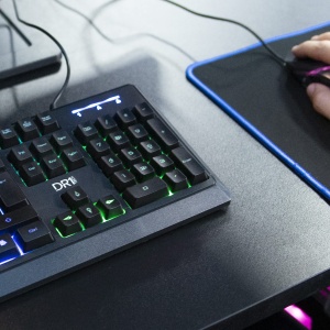 Tastatura ergonomica pentru jocuri DR1TECH Puma cu iluminare de fundal LED pentru PC/PS4 - 104 taste cu rollover cu 6 taste - Tastatura USB cu cablu (QWERTY International Layout) - Img 3