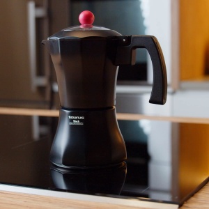 Taurus Black Moments 6 - Aparat de cafea italian | 6 cani | Podea si filtru din otel inoxidabil | Supapa de siguranta | Garnitura din silicon | Pentru toate tipurile de sobe | capac transparent | Negru - Img 2