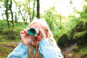 Telescop Hape Nature Fun din bambus, 8x marire, cu rucsac, pentru copii de peste 5 ani - Img 2