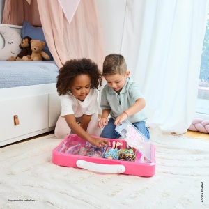Vitrina pentru papusi Theo Klein 5808 cu logo Barbie, pentru 6 papusi, cu maner - Img 2
