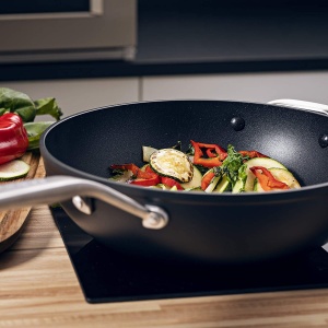 Wok KitchenAid Forged Hardened, 30cm, 5L, Antiaderent, Negru - Img 5