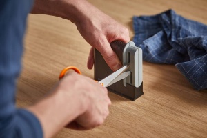 Ascutitor pentru Foarfeci Fiskars 1005137, Culoare NegruGri, Design Ergonomic - Img 3