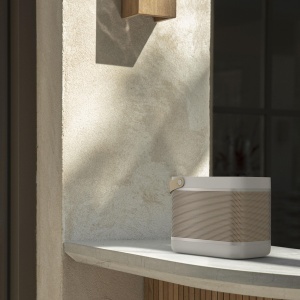 Boxa portabila Bang Olufsen Beolit 20 Grey Mist Bluetooth sunet 360deg si functie Qi - Img 4