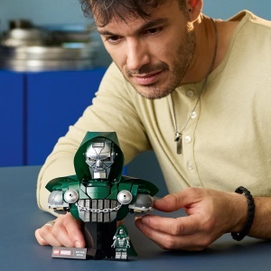 Busta LEGO Marvel Doctor Doom 76345, 1403 piese, cu minifigurina, decorativa - Img 5