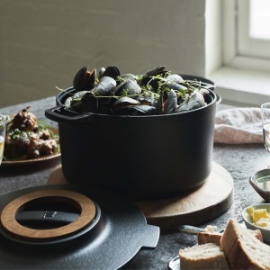 Caserola din fonta Fiskars Norden, 6 l, negrumaro, cu inel din lemn - Img 8