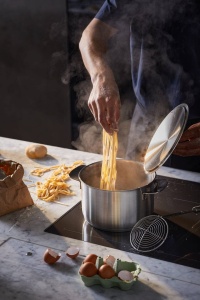 Caserola Fiskars 5 l, inox reciclabil, argintie, pentru toate plitele - Img 5