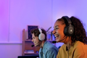 Casti Trust Gaming GXT 498 Forta Licenta oficiala pentru Playstation 5, Durabil, Casti PS4 / PS5, Cablu de 1,2 m, Microfon detasabil, Banda reglabila, Casti over-ear, Negru - Img 9