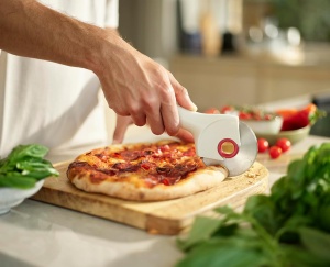 Cutit de pizza Joseph Joseph Ringo, inox, ergonomic, usor de curatat - Img 5