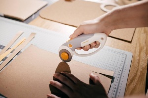 Cutter rotativ Fiskars Titan, 45 mm, ergonomic, cu sistem de schimbare rapida, portocaliu - Img 6