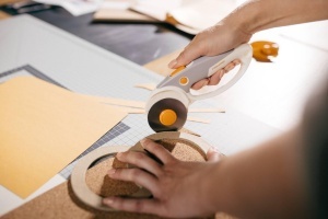 Cutter rotativ Fiskars Titan, 60 mm, pentru stofe groase, portocaliealbgray - Img 4