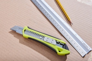 Cutter Ryobi RSK18, lama retractabila 18 mm, design ergonomic - Img 2