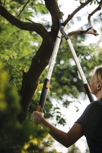 Foarfece telescopice pentru taiere Fiskars SmartFit Bypass pentru lemn proaspat, acoperit antiaderent, otel de precizie calit, lungime maner: 66 - 90 cm, negru/portocaliu, L86, 1013564 - Img 9