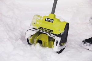 Freza de zapada Ryobi 18V ONE RY18ST25A-140 25 cm latime 6 m distanta aruncare acumulator 4Ah si incarcator inclus - Img 4
