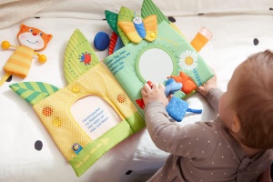HABA 304129 - Carte textila pentru bebelusi cu rime si figurine deget cadou ideal pentru copii 10 luni - Img 6