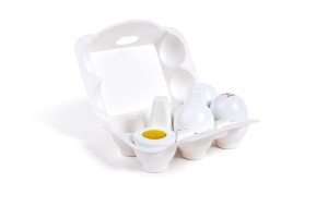 Hape Egg Carton 3 oua fierte tari cu coaja usor detasabila si 3 oua prajite, jucarie educationala realista pentru copii de la varsta de trei ani din lemn - Img 4