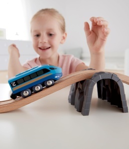 Hape Tren cu Telecomanda Bluetooth Albastru Compatibil cu Seturi de Tren din Lemn - Img 4