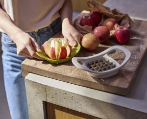 Joseph Joseph Nest Press 2-in-1 Taietor si Decojitor Mere si Cartofi Lame Inox Compact - Img 6