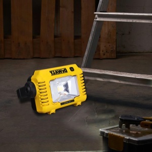 Lampa de santier cu acumulator LED Dewalt DCL077 (intensitate luminoasa foarte mare de pana la 2.000 de lumeni, maner robust cu mai multe pozitii, IP54, cu suport pentru trepied de 1/4" si 5/8", livrat fara baterie si incarcator) - Img 4