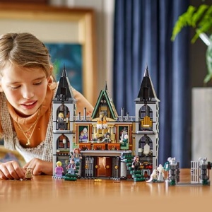 LEGO Harry Potter 76453 Conacul Familiei Malfoy Set de Constructie cu 9 Minifigurine - Img 11
