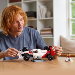 LEGO Icons McLaren MP44 10330 Set de Constructie pentru Adulti cu Mini-Figura Ayrton Senna - Img 10