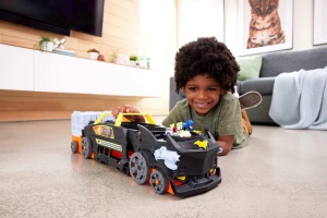 Masina de curse Hot Wheels RacerVerse Bat-Truck, 3 piste, 2 masini incluse - Img 2