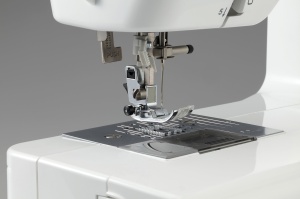 Masina de cusut Brother HF27 - 27 tipuri de cusaturi, design industrial, robusta - Img 3